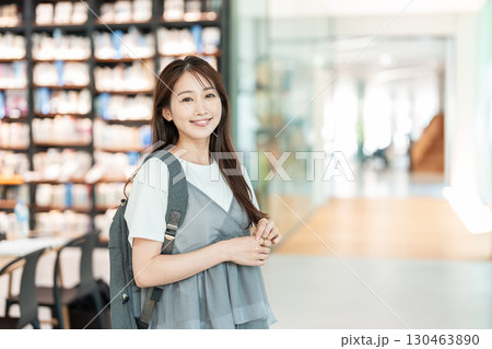大学生 図書館 キャンパスライフ 大学生 図書館 キャンパスライフ 130463890