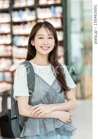 大学生　図書館　キャンパスライフ 130463891