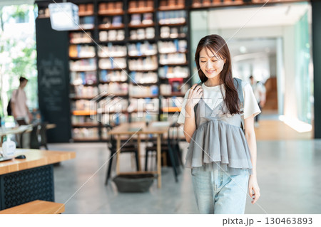 図書館で本を探す若い女性 図書館で本を探す若い女性 130463893