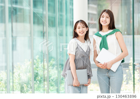 大学生 キャンパスライフ 若い女性 大学生 キャンパスライフ 若い女性 130463896