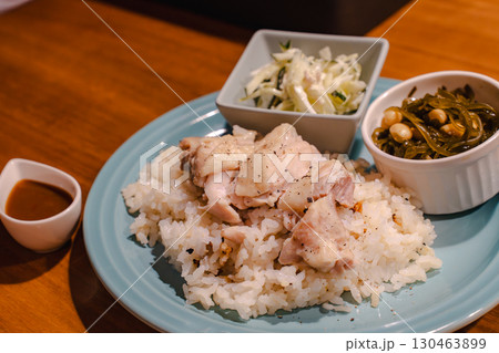 蒸し鶏ごはんと副菜の夕食 蒸し鶏ごはんと副菜の夕食 130463899
