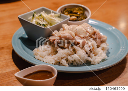 蒸し鶏ごはんと副菜の夕食 130463900
