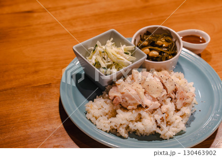 蒸し鶏ごはんと副菜の夕食 蒸し鶏ごはんと副菜の夕食 130463902