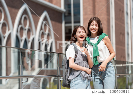 女子大学生　キャンパス　学校生活 130463912