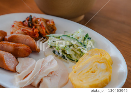 ソーセージと卵焼き、鶏ハムの朝食プレート ソーセージと卵焼き、鶏ハムの朝食プレート 130463943