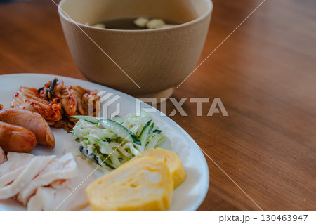 ソーセージと卵焼き、鶏ハムの朝食プレート ソーセージと卵焼き、鶏ハムの朝食プレート 130463947