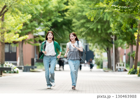 大学キャンパス　女子大生　走る 130463988