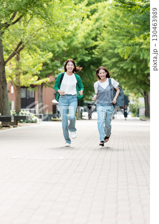 大学キャンパス　女子大生　走る 130463989
