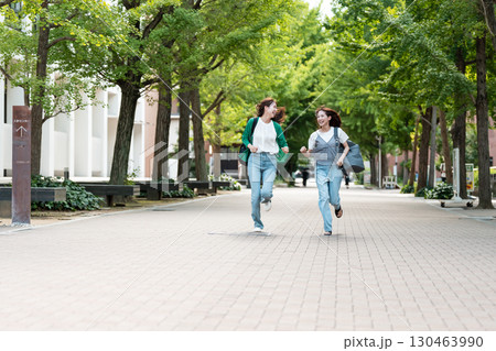 大学キャンパス　女子大生　走る 130463990