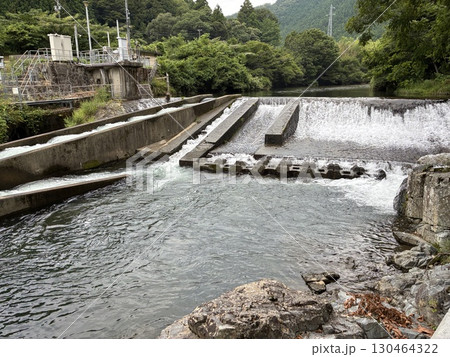 日本の川の魚道と堰 らせん式 階段式 前面式 日本の川の魚道と堰 らせん式 階段式 前面式 130464322