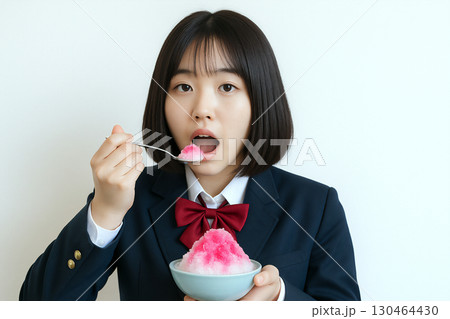 イチゴのかき氷を食べる女子高生 130464430