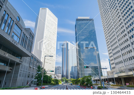 「東京都」新宿新都心のビル群を見上げる 「東京都」新宿新都心のビル群を見上げる 130464433