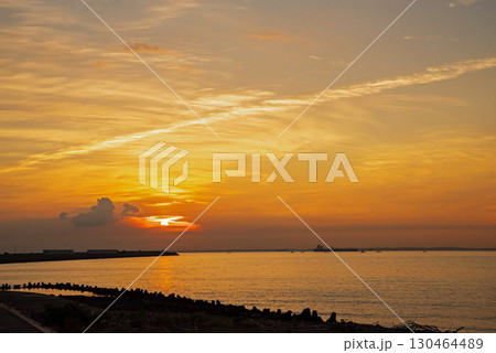 【海岸の朝焼け空】伊勢湾から昇る太陽 130464489