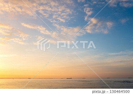 美しい海の朝焼け(三重県 四日市市 磯津沖 伊勢湾) 美しい海の朝焼け(三重県 四日市市 磯津沖 伊勢湾) 130464500