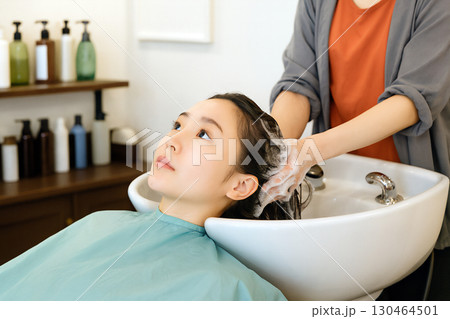 美容室 シャンプー中の女性 美容室 シャンプー中の女性 130464501