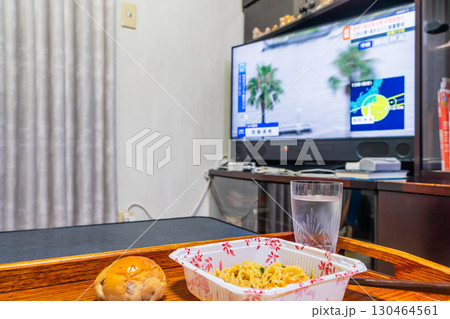 台風のニュースをテレビで見る 台風のニュースをテレビで見る 130464561