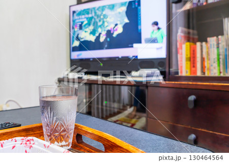 台風のニュースをテレビで見る 台風のニュースをテレビで見る 130464564