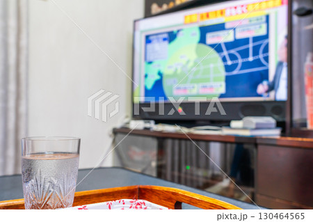 台風のニュースをテレビで見る 130464565