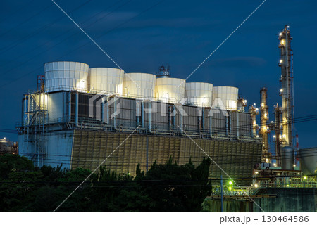 『四日市の工場夜景』塩浜地区・昭和四日市石油 『四日市の工場夜景』塩浜地区・昭和四日市石油 130464586