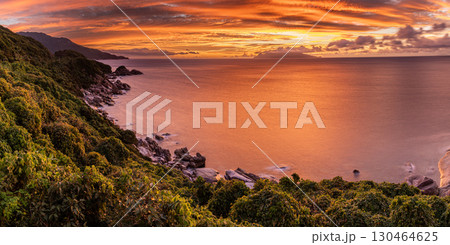 夕焼け東シナ海 神が宿る島 屋久島(夏 夕焼け東シナ海 神が宿る島 屋久島(夏 130464625