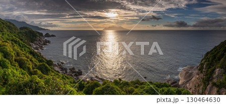 夕日東シナ海 　神が宿る島　屋久島(夏 130464630