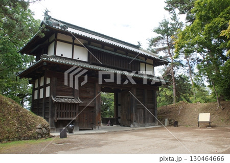 弘前城址公園（旧弘前城）の風景　弘前城南御門 130464666