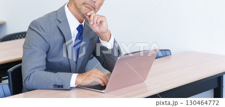 パソコンを見て考えるシニアビジネスマン 130464772