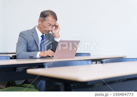 パソコンを見て考えるシニアビジネスマン パソコンを見て考えるシニアビジネスマン 130464773