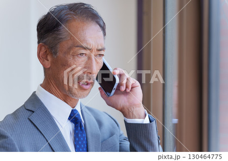 スマホで話すシニアビジネスマン スマホで話すシニアビジネスマン 130464775