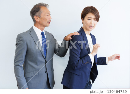 部下に指導する上司 130464789