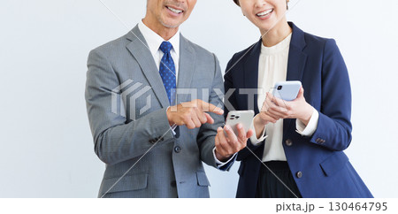 スマホを見るビジネスマン上司部下 130464795