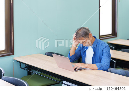 ノートパソコンを使い考えるシニア男性 ノートパソコンを使い考えるシニア男性 130464801