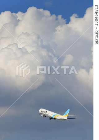 離陸、上昇する旅客機 夏空に離陸するエアドゥー機 離陸、上昇する旅客機 夏空に離陸するエアドゥー機 130464813