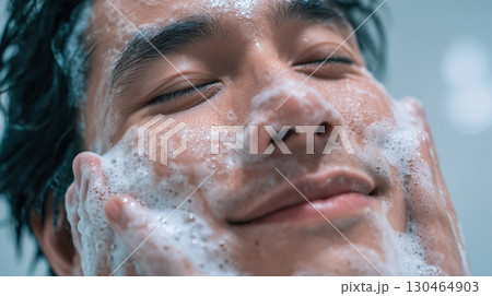 男性の洗顔アップ写真|泡立つ洗顔フォームを顔になじませる、浴室の青い光と清潔感あふれるリラックス風景 男性の洗顔アップ写真|泡立つ洗顔フォームを顔になじませる、浴室の青い光と清潔感あふれるリラックス風景 130464903
