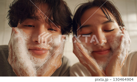 自宅の洗面室で泡洗顔を楽しむカップル|リラックスした雰囲気・温かい照明・スキンケア風景 自宅の洗面室で泡洗顔を楽しむカップル|リラックスした雰囲気・温かい照明・スキンケア風景 130464904