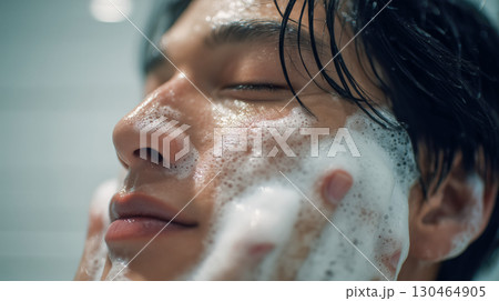 泡立つ洗顔をする男性のアップショット|自宅の浴室でリラックスした清潔感のフェイスケア写真 泡立つ洗顔をする男性のアップショット|自宅の浴室でリラックスした清潔感のフェイスケア写真 130464905