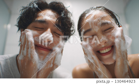 室内・浴室の鏡前で泡洗顔をするカップルの自撮り|笑顔と清潔感のスキンケアシーン 室内・浴室の鏡前で泡洗顔をするカップルの自撮り|笑顔と清潔感のスキンケアシーン 130464923