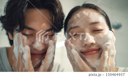 自宅バスルームで泡洗顔を楽しむカップル｜20代の男女・清潔感あふれる爽やかなスキンケアシーン 130464937