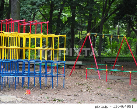 ジャングルジムとブランコ 130464981