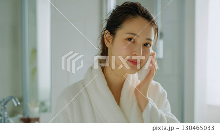 洗顔後の清潔感あふれる若い女性のアップ写真 130465033