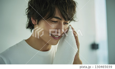 洗顔後の清潔感あふれる若い女性のアップ写真 130465039