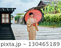 城下町を散策する着物姿の女性 130465189