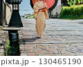 城下町を散策する着物姿の女性 130465190