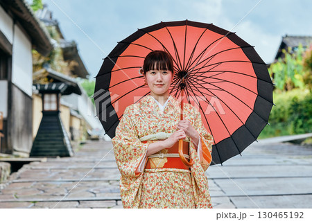 城下町を散策する着物姿の女性 130465192