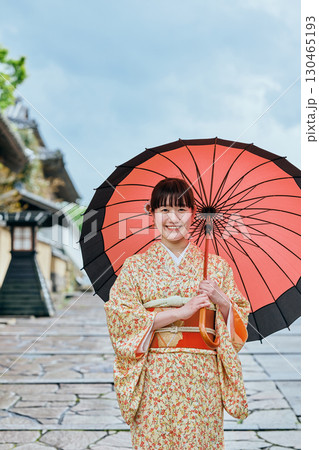 城下町を散策する着物姿の女性 城下町を散策する着物姿の女性 130465193