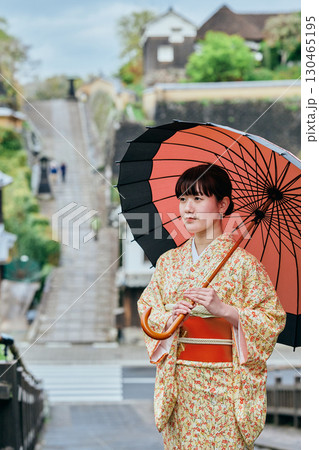 城下町を散策する着物姿の女性 130465195