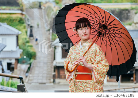 城下町を散策する着物姿の女性 城下町を散策する着物姿の女性 130465199