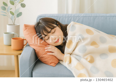 毛布に包まれて眠る女性 毛布に包まれて眠る女性 130465402