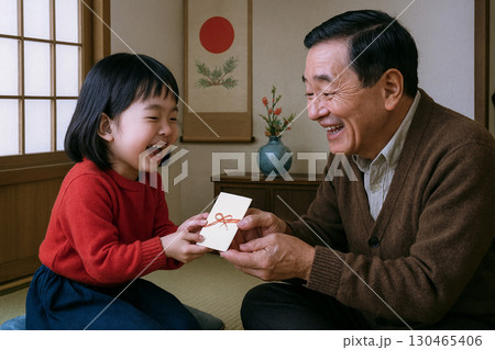 昭和の情景 孫にお年玉を渡す祖父 昭和の情景 孫にお年玉を渡す祖父 130465406
