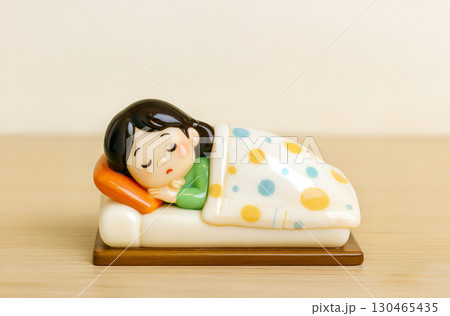 布団で眠る女性 130465435